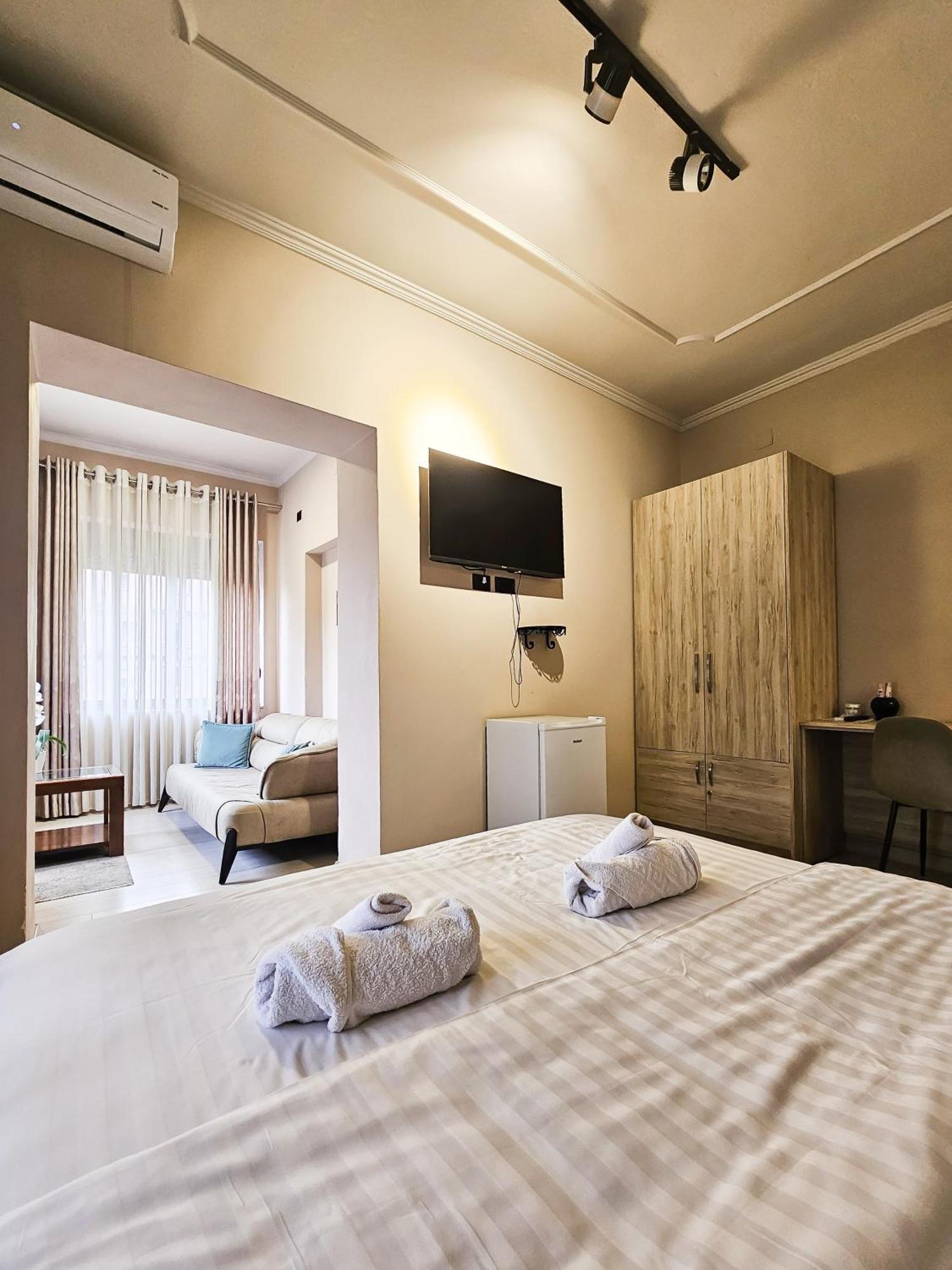 Sunflower Junior Suite ติรานา ภายนอก รูปภาพ